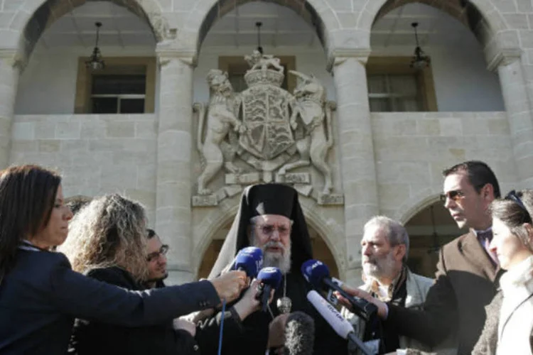 O arcebispo ortodoxo do Chipre Chrysostomos faz declarações após uma reunião com o presidente Nicos Anastasiades sobre a rejeição do país a um imposto proposto sobre os depósitos bancários (REUTERS / Yorgos Karahalis)