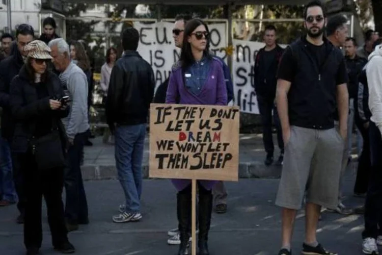 
	Manifesta&ccedil;&atilde;o no Chipre: at&eacute; agora, a cr&iacute;tica do plano tem sido temperada com ataques a l&iacute;deres alem&atilde;es acusados de n&atilde;o respeitarem as pessoas mais pobres ou as regras da Europa
 (Reuters/Yorgos Karahalis)