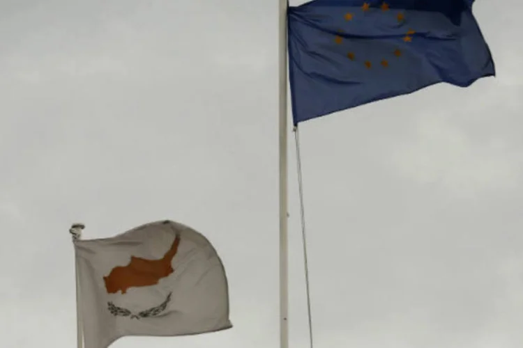 
	Ap&oacute;s uma teleconfer&ecirc;ncia celebrada nesta segunda-feira, a zona do euro pediu ao Chipre que reduza a taxa que os pequenos poupadores deveriam pagar, segundo um comunicado do Eurogrupo
 (REUTERS/Yorgos Karahalis)
