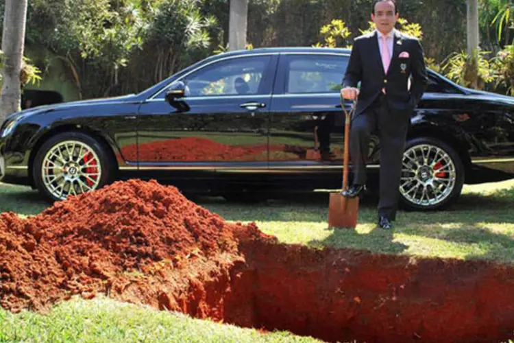 Chiquinho Scarpa posa com seu carro Bentley, prestes a ser enterrado no jardim de sua casa (Reprodução / Facebook)
