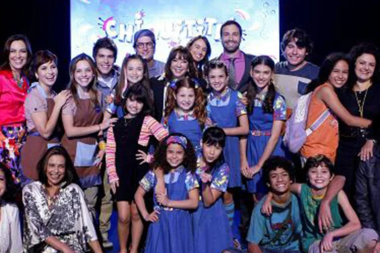 Equipe da novela Chiquititas: direção decidiu pelo remake baseada no sucesso de Carrossel e na carência de programação infanto-juvenil para o horário (Reprodução)
