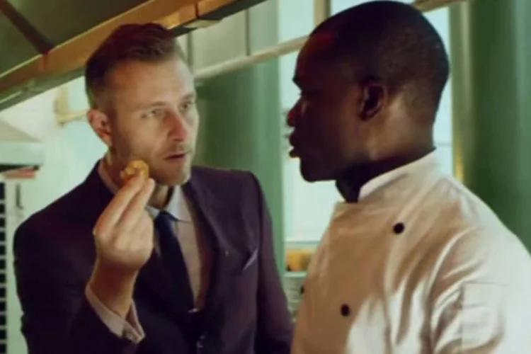 Vídeo da marca de whisky Chivas Regal: barman mostrou que é possível identificar o caráter de um homem através de suas ações (Reprodução/YouTube)