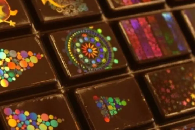 Chocolate em versão com holograma comestível: nada de adesivos, aditivos ou tinta (Reprodução/Morphotonix)