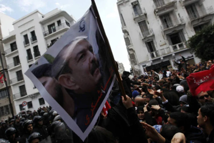 
	Manifestantes tunisianos ap&oacute;s a morte do l&iacute;der da oposi&ccedil;&atilde;o da Tun&iacute;sia Chokri Belaid: assassinato motivou as maiores manifesta&ccedil;&otilde;es populares no pa&iacute;s desde a revolu&ccedil;&atilde;o de 2011
 (Anis Mili/Reuters)