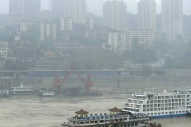 Cidade chinesa de Chongqing: na sexta-feira, o homem procurado matou uma mulher na saída de um banco da cidade
 (Liu Jin/AFP)