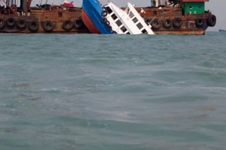 
	Acidente: tr&ecirc;s dos detidos s&atilde;o membros da tripula&ccedil;&atilde;o da balsa, enquanto os outros tr&ecirc;s faziam parte da do ferry boat
 (Tyrone Siu/Reuters)