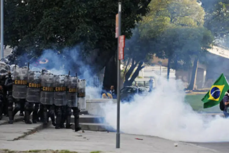 Polícia usa gás lacrimogêneo contra manifestantes próximos ao Maracanã, no Rio de Janeiro (REUTERS/Luciana Whitaker)
