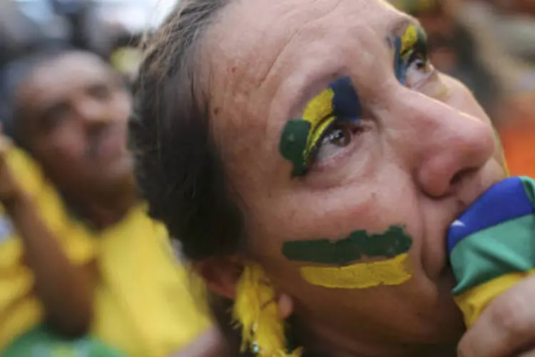 
	Mulher chora ao ver derrota do Brasil para a Alemanha: a Fifa deixou o pa&iacute;s com um lucro recorde e sem pagar impostos, afirmam as entidades
 (REUTERS/Nacho Doce)