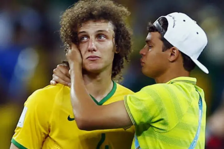 David Luiz e Thiago Silva choram após derrota do Brasil para a Alemanha pela semifinal da Copa do Mundo (REUTERS/Eddie Keogh)