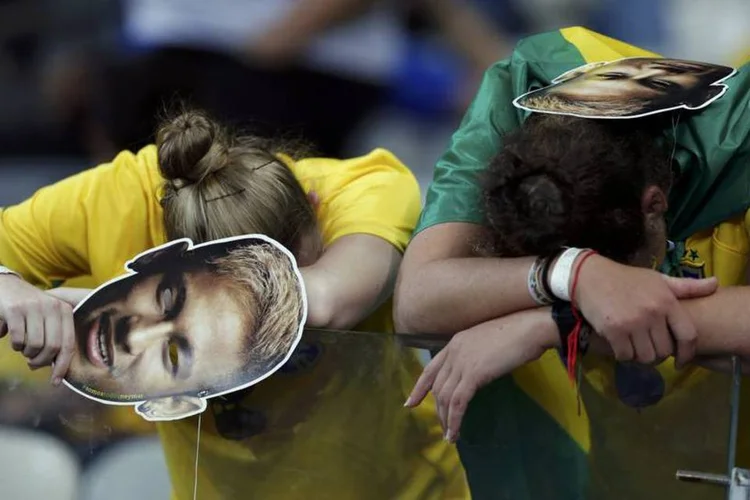 Torcedores brasileiros lamentam derrota de goleada para a Alemanha (Marcos Brindicci/Reuters)