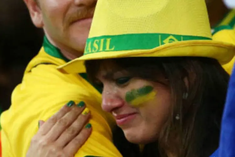 
	No Mineir&atilde;o, torcedora &eacute; consolada ap&oacute;s derrota do Brasil para a Alemanha na semifinal
 (Robert Cianflone/Getty Images)