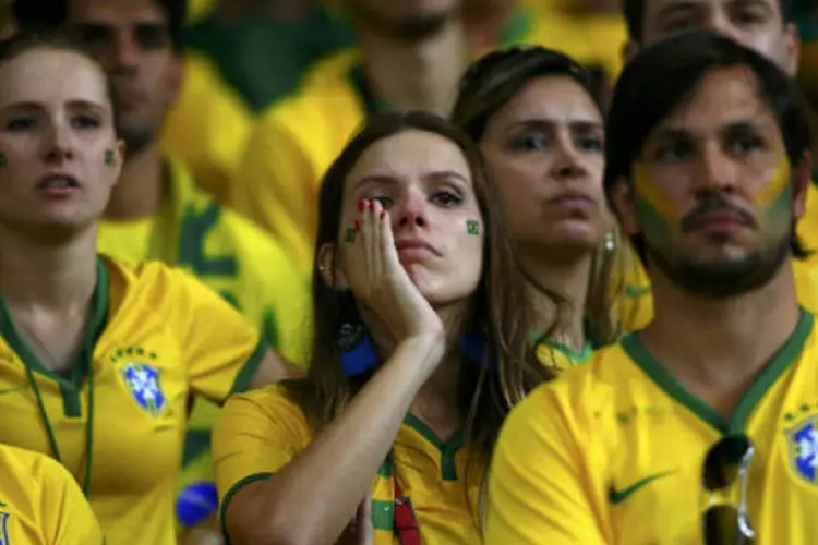 
	Torcedora n&atilde;o consegue segurar o choro diante de derrota do Brasil para a Alemanha
 (REUTERS/Eddie Keogh)