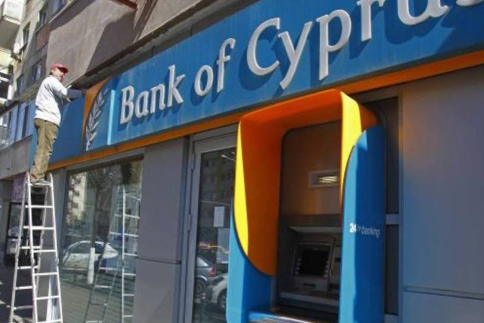 
	Banco no Chipre: os credores disseram ainda que o desemprego elevado est&aacute; come&ccedil;ando a cair
 (Reuters)
