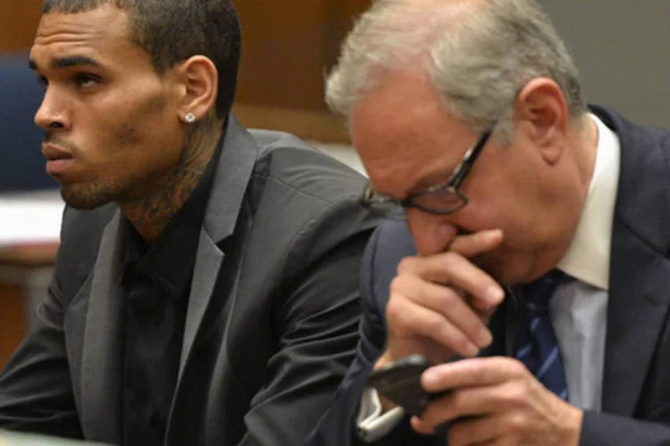 
	Cantor Chris Brown e seu advogado Mark Geragos: Brown foi condenado em 2009 a 5 anos de liberdade condicional depois de ter agredido a ent&atilde;o namorada, a tamb&eacute;m cantora Rihana
 (Alberto E. Rodriguez/Reuters)