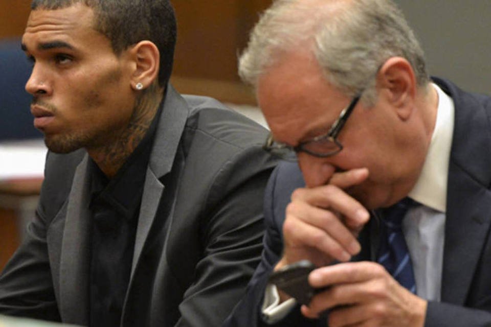 Juiz manda Chris Brown cumprir 90 dias de reabilitação