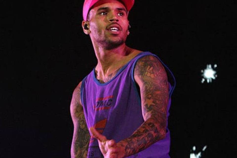 Álbum de Chris Brown alcança topo das paradas britânicas pela 1a vez