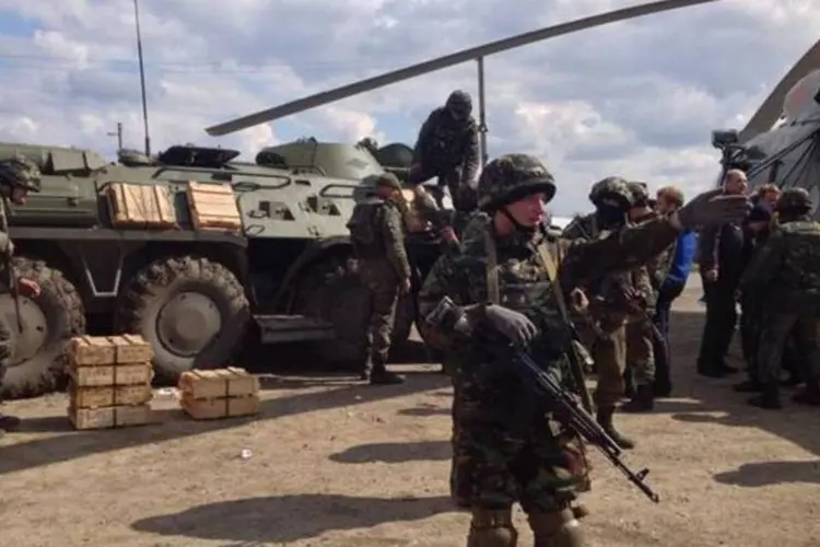 
	Soldado ucraniano organiza embarque de suprimentos em helic&oacute;ptero em Izium
 (Chris Dzieciolowski/Twitter)