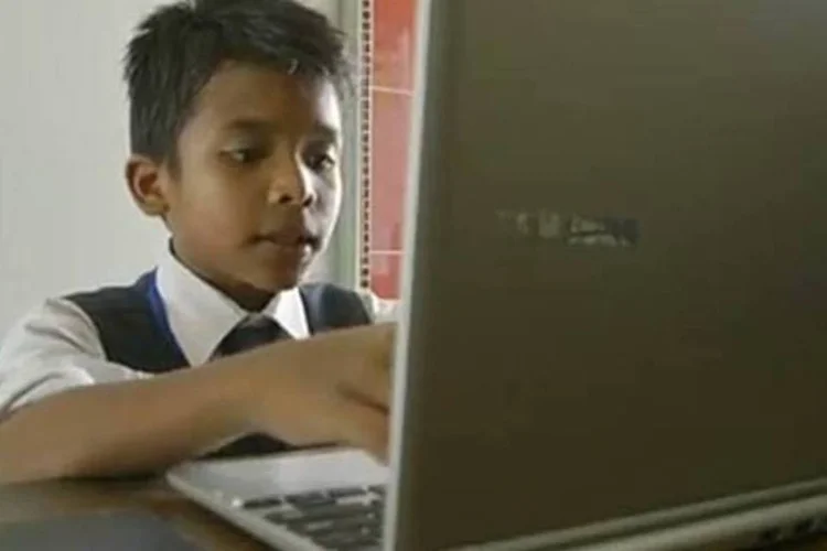 
	Menino usa chromebook na Mal&aacute;sia: os notebooks com Chrome OS encontraram seu nicho na &aacute;rea de educa&ccedil;&atilde;o
 (Reprodução / Google)