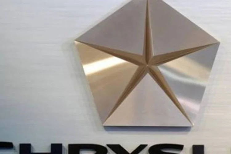 
	S&iacute;mbolo da montadora americana Chrysler: O Chrysler 100 ser&aacute; baseado no Dodge Dart
 (Gabriel Bouys/AFP)