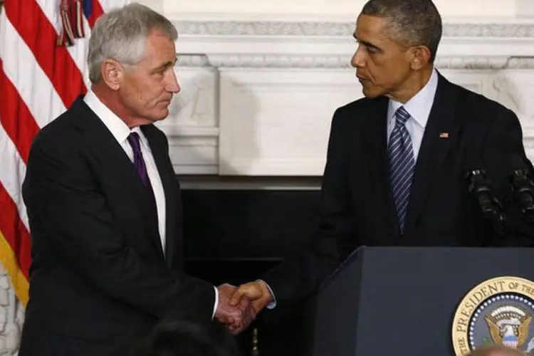 Obama cumprimenta Chuck Hagel após anunciar a renúncia do ministro, em Washington, nos EUA, nesta segunda-feira (Larry Downing/Reuters)