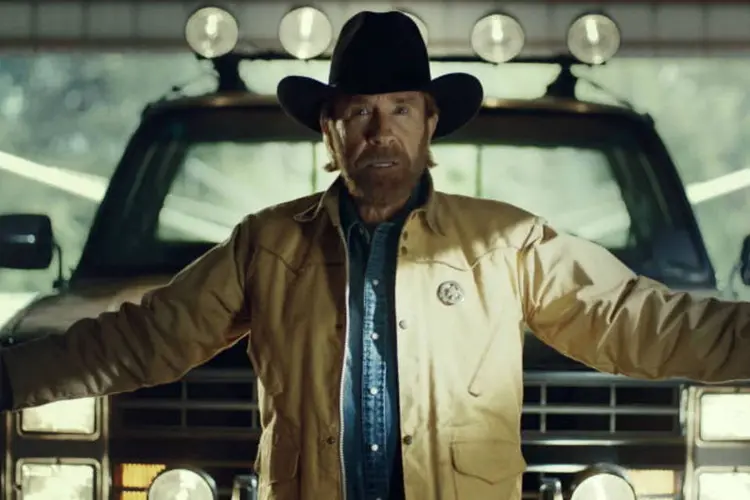 Chuck Norris em comercial da TIM: campanha interativa na internet (Divulgação)