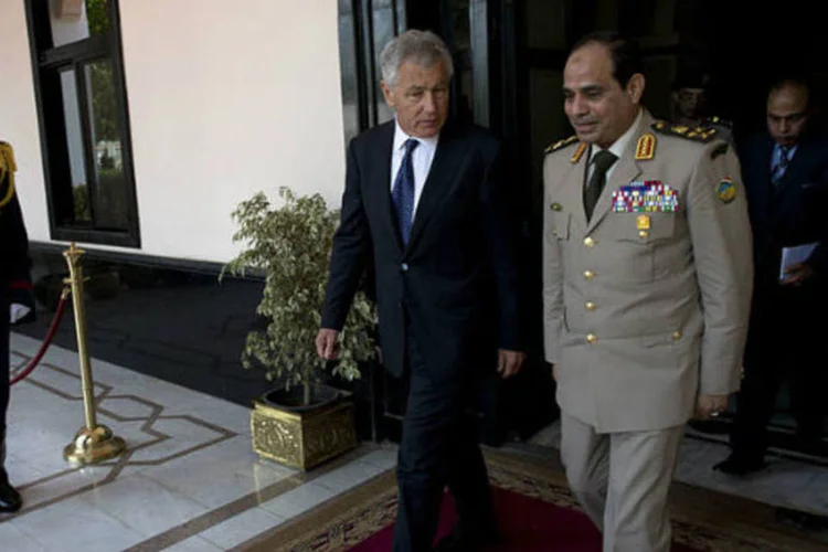 Durante os 11 meses em que esteve à frente do Ministério da Defesa, o ministro também teve que manter as relações militares com os responsáveis dos diferentes países aliados, como destaque aos EUA (Wikimedia Commons)