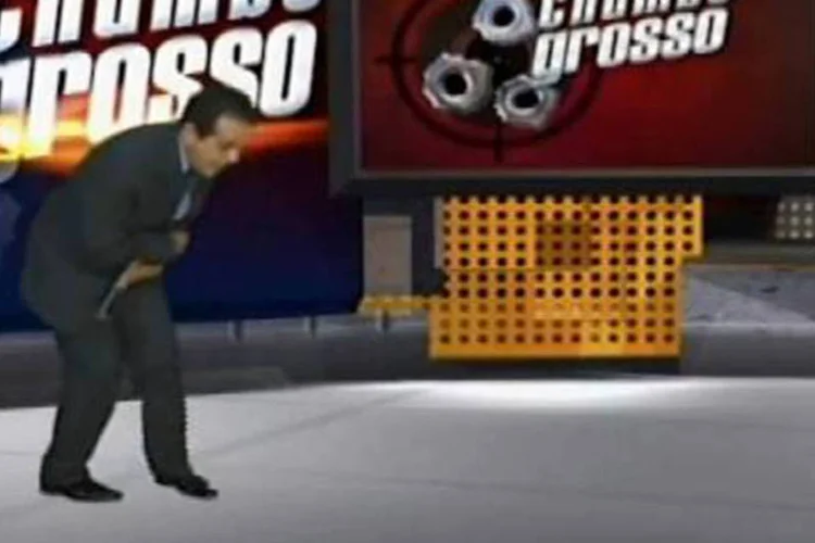  Batista Pereira interrompeu um merchan e parte de seu noticiário, pois uma barata estava subindo em sua perna (Reprodução)