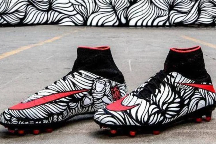 
	Nova chuteira &quot;Ousadia&quot;: embora a estampa seja intencionalmente abstrata, a coloca&ccedil;&atilde;o dos gr&aacute;ficos &eacute; proposital
 (Reprodução/Nike)