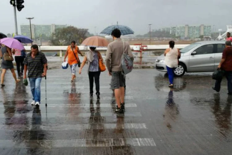 Chove em Brasília na tarde desta quarta-feira (Valter Campanato/Agência Brasil)