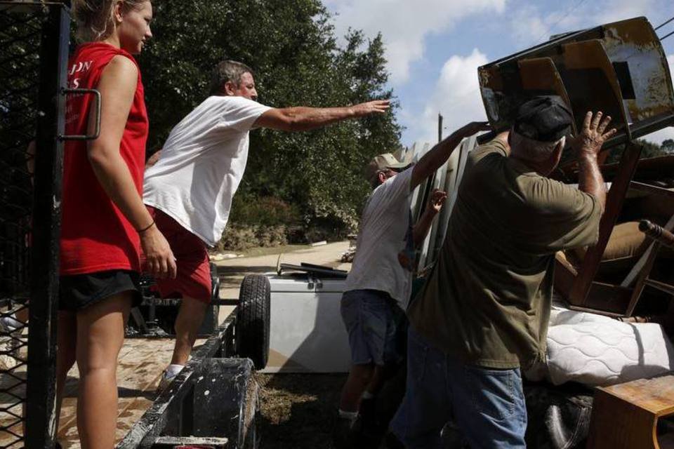 Louisiana começa limpeza após recúo das águas