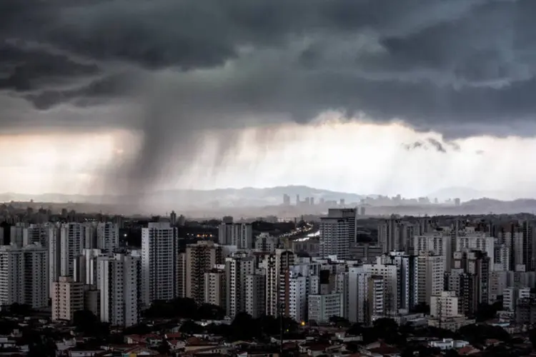 Chuva caindo na região oeste da cidade de São Paulo, na tarde desta terça-feira (Rafael Neddermeyer/Fotos Públicas)