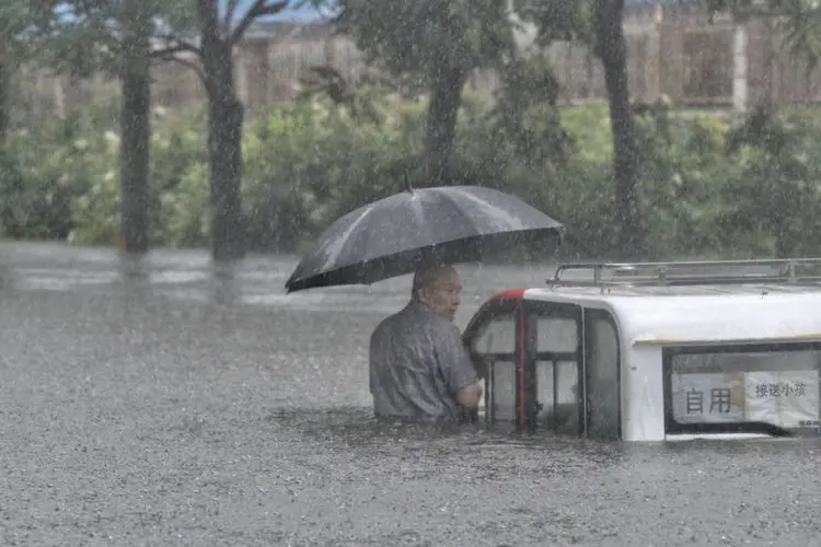 
	Temporal: as chuvas tamb&eacute;m afetaram a vida cotidiana de Pequim, causando problemas no sistema de transporte
 (REUTERS/Stringer)