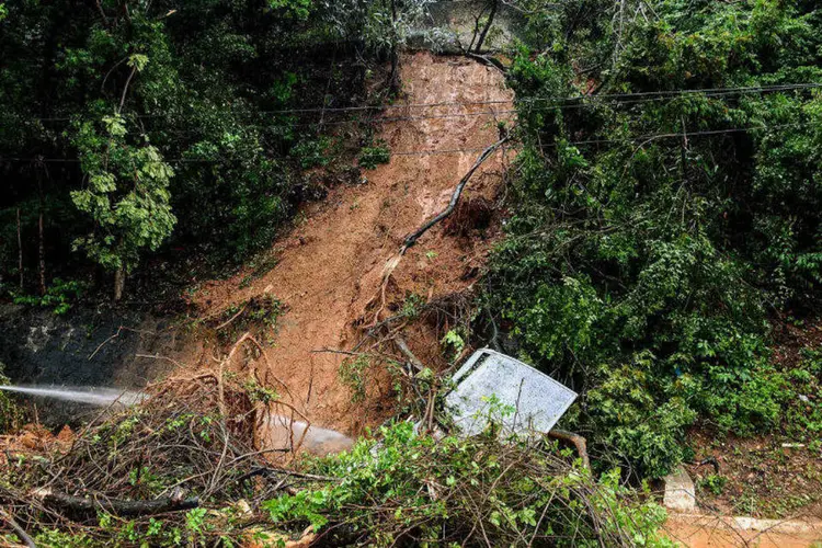 Deslizamento causado pela forte chuva em Salvador (Valter Pontes/Agecom/Fotos Públicas)