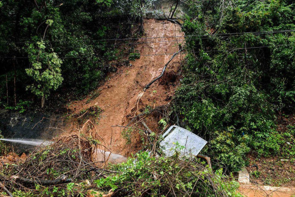 Chega a 12 número de mortos em deslizamentos em Salvador