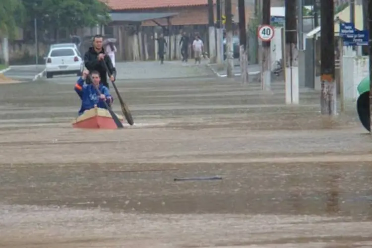 Chuvas em Santa Catarina: de um total de 589.972 pessoas afetadas, 22.058 estão desalojadas e 1713, desabrigadas (Agência Brasil)