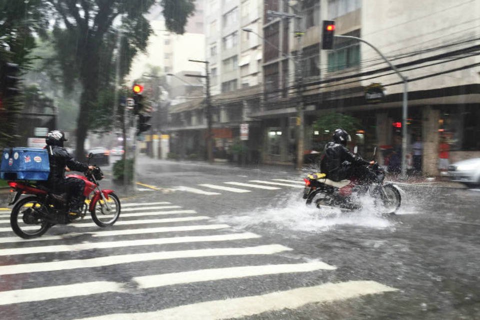 Chuva forte deixa motorista ilhado na zona sul de São Paulo