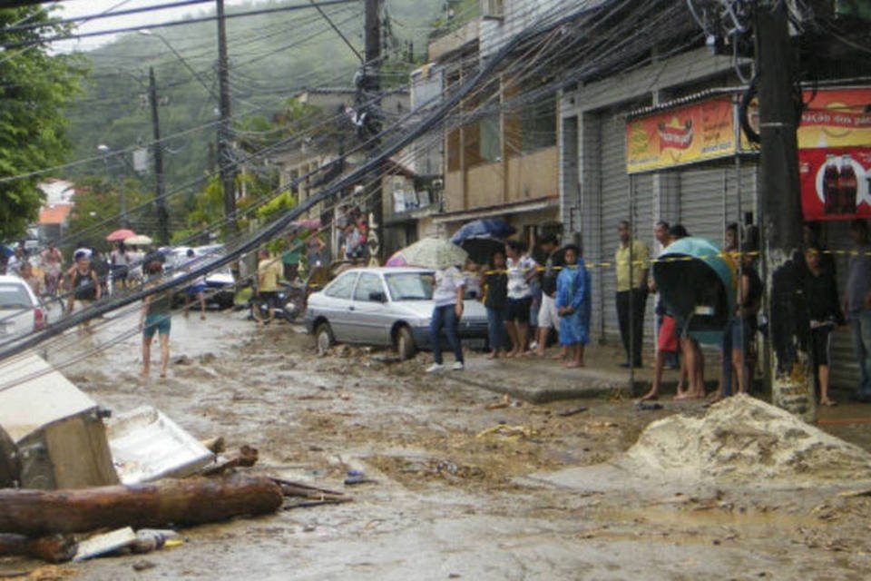 Chuva continua na Baixada Fluminense; alerta é mantido