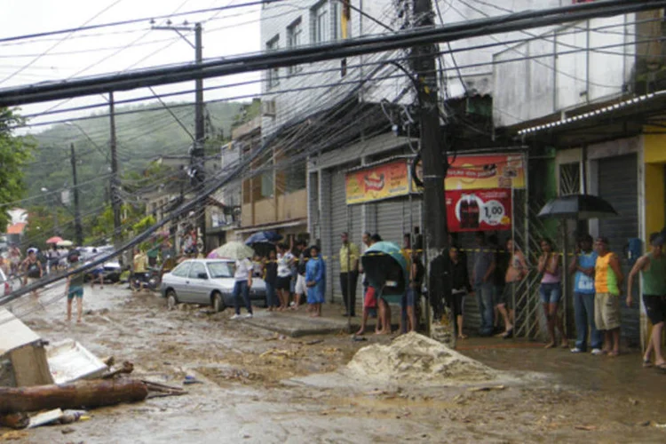 Enchente em Xerém (RJ): em um dia, choveu 80% do esperado para o mês (Fotorepórter Vladimir Platonov/ABr)