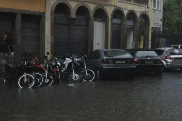 
	Chuva no RJ: no momento, equipes est&atilde;o fazendo vistorias nas comunidades para verificar as condi&ccedil;&otilde;es estruturais dos im&oacute;veis das &aacute;reas de risco
 (Agência Brasil)