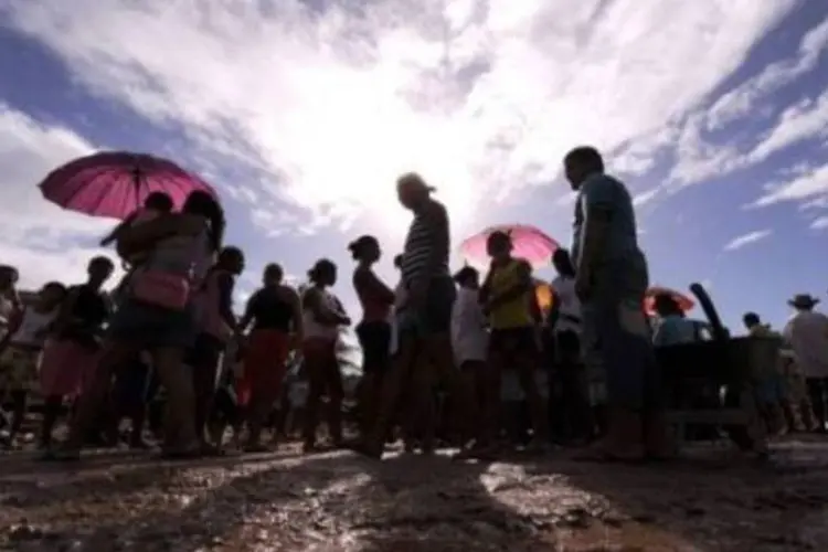 Vítimas das chuvas em Alagoas fazem fila para receber comida e água (.)