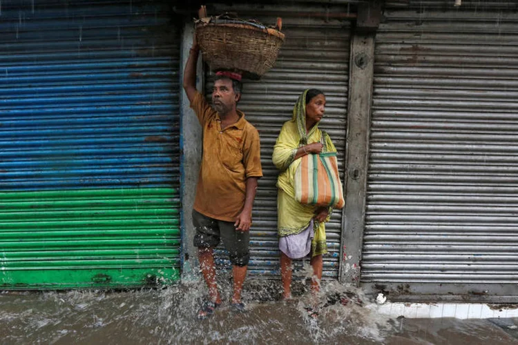 
	Enchentes na &Iacute;ndia: o n&uacute;mero de locais inundados na regi&atilde;o j&aacute; chegou a 3,4 mil, enquanto as inunda&ccedil;&otilde;es afetam 22 de seus 35 distritos
 (Rupak De Chowdhuri/Reuters)