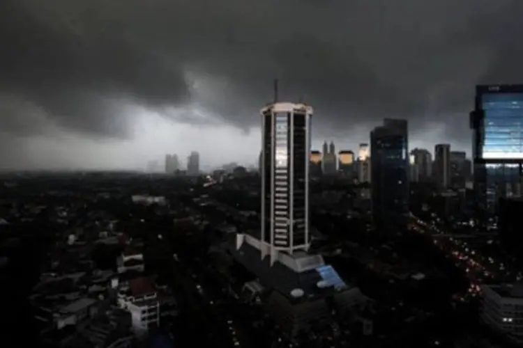 Nuvens negras são vistas nesta quarta-feira (6/10) no céu de Jacarta, na Indonésia