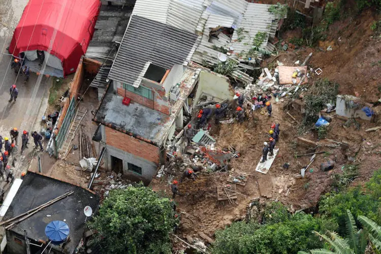 
	Chuvas: a chuva tamb&eacute;m fez v&iacute;timas em Francisco Morato (8), Itapevi (2), Itatiba (2), Cajamar (1), Guarulhos (1) e Franco da Rocha (1)
 (Paulo Whitaker / Reuters)