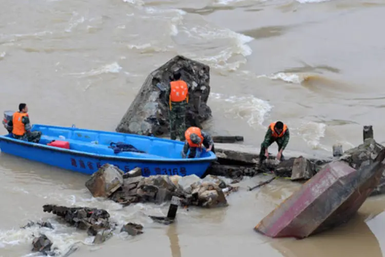 As equipes de resgate continuam com os trabalhos de reparação de estruturas danificadas (ChinaFotoPress/Getty Images)