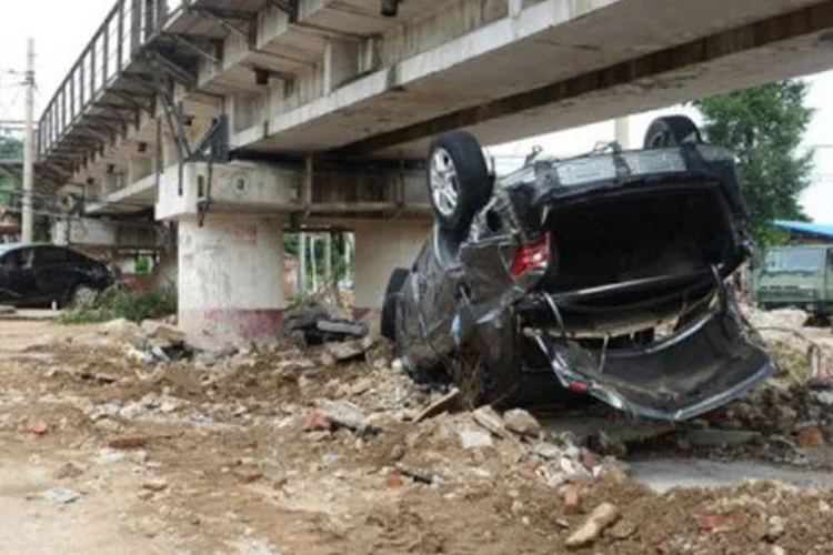 Carros e ruas são destruídos em Pequim: chuvas fizeram com que rios enchessem e inundassem as principais rodovias da cidade (AFP)
