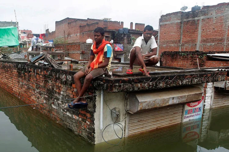 
	Inunda&ccedil;&otilde;es: as enchentes s&atilde;o comuns em muitas partes da &Iacute;ndia durante o per&iacute;odo das Mon&ccedil;&otilde;es, que ocorre entre junho e setembro
 (Jitendra Prakash / Reuters)