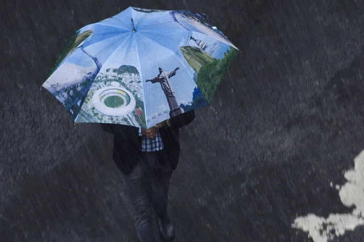 
	Chuvas: chuva forte fechou ruas, provocou deslizamentos de terra em regi&otilde;es mais carentes da cidade, falta de luz e provocou um verdadeiro caos no tr&acirc;nsito
 (Vanderlei Almeida / AFP)