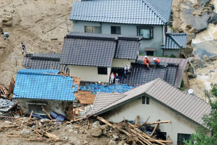 Casas atingidas por deslizamentos de terra provocados pela chuva em em Hiroshima, no Japão (Kyodo/Reuters)