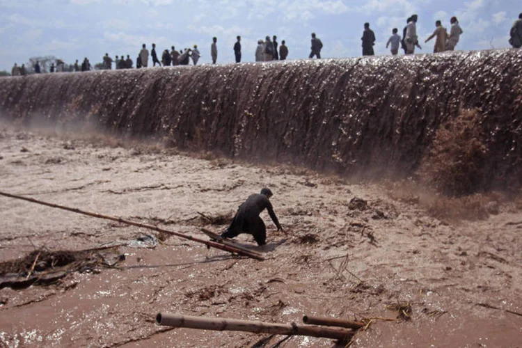 
	Chuvas no Paquist&atilde;o: as piores inunda&ccedil;&otilde;es da hist&oacute;ria do Paquist&atilde;o ocorreram em 2010, ap&oacute;s chuvas intensas que mataram duas mil pessoas
 (Fayaz Aziz / Reuters)