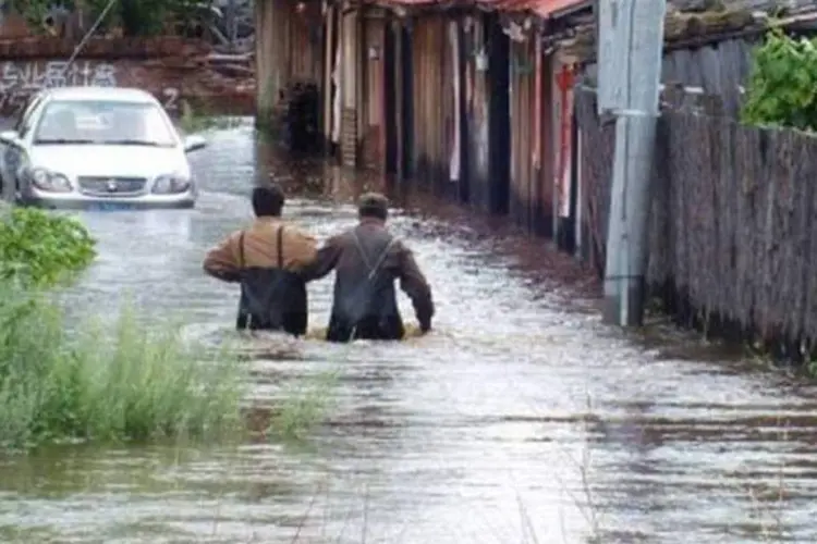 Moradores em área inundada de Yakeshi, nordeste da China (©afp.com)